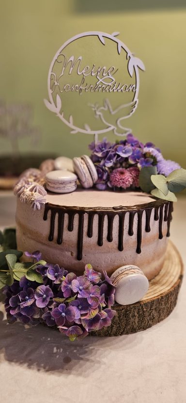 Drip Cake mit Macarons zur Konfirmation