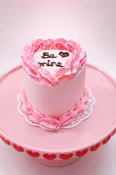 Rosa Minitorte mit Rüschenmuster