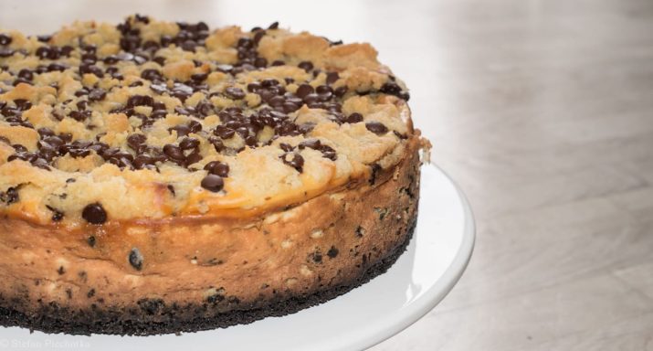 Cookie Dough Cheesecake mit Schokostücken